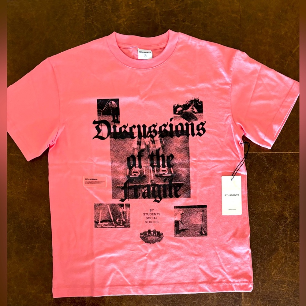 NWT STUDENTS brand, t-shirt with bold graphic design. Perfect for casual wear.